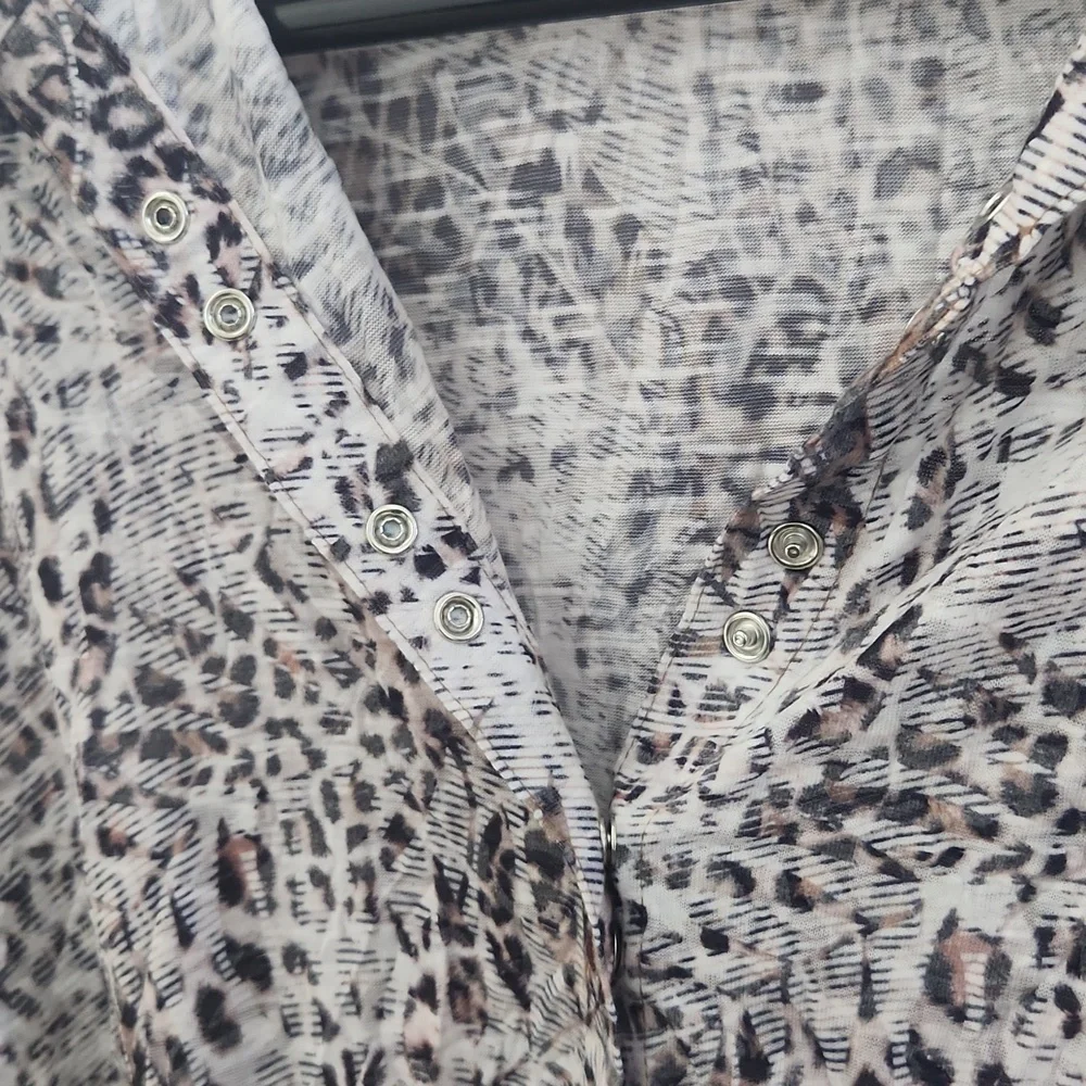 Carine Women's Leopard Print Button Down Top - Picture 5 of 7